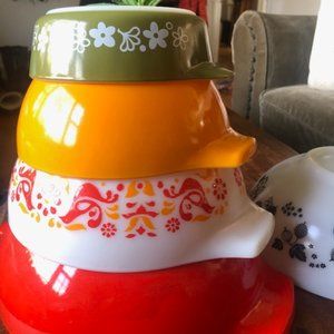 Vintage Pyrex Bowels an assortment